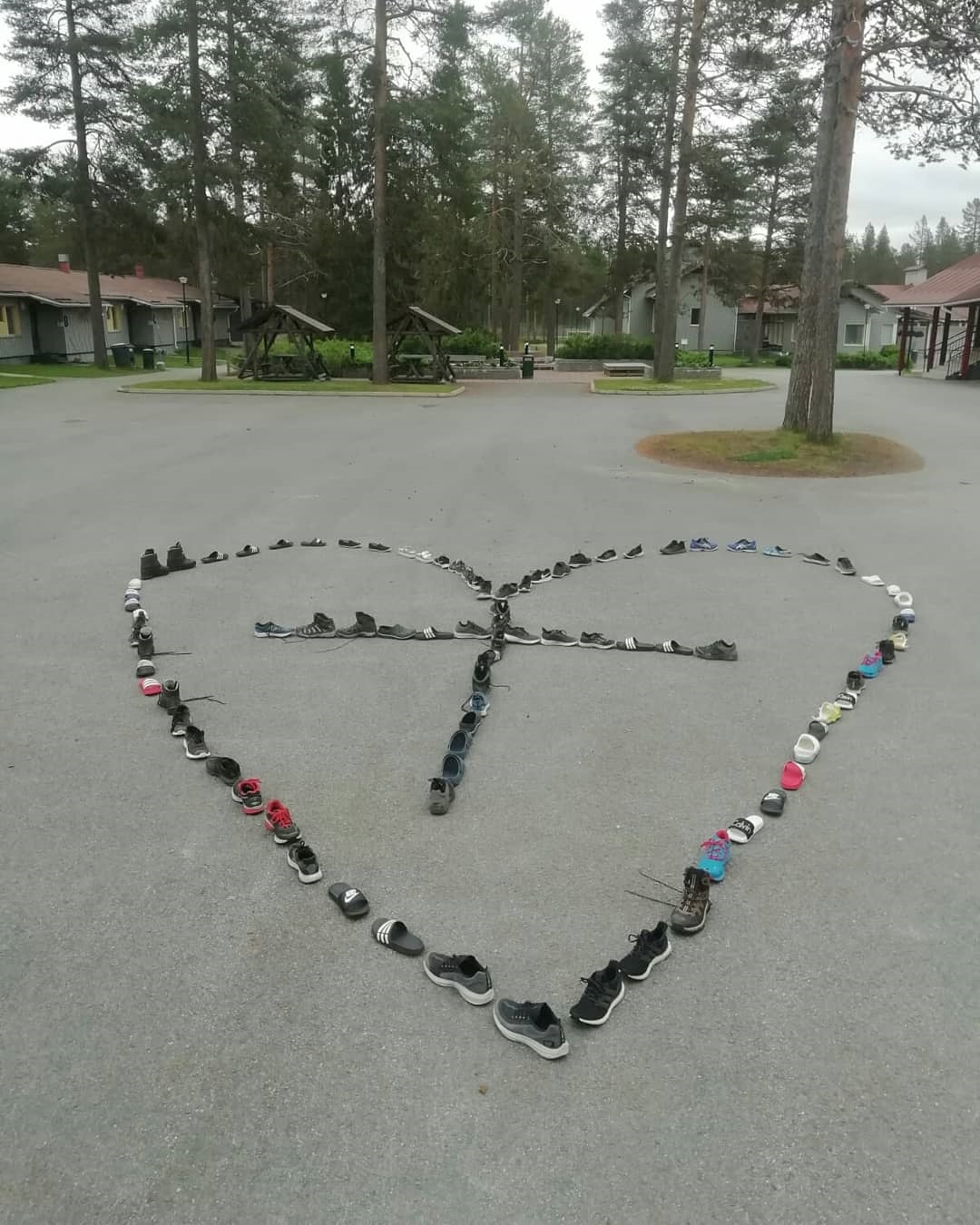 Kengistä muodostettu sydämen- ja ristinmuotoinen kuvio.