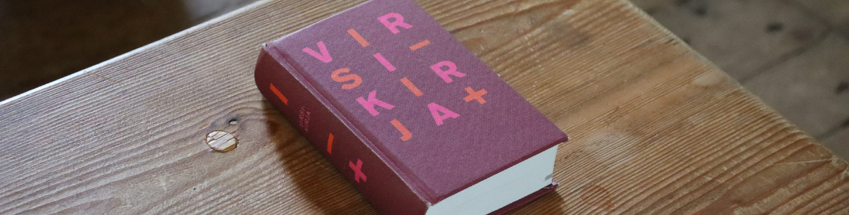 Virsikirja puupenkillä